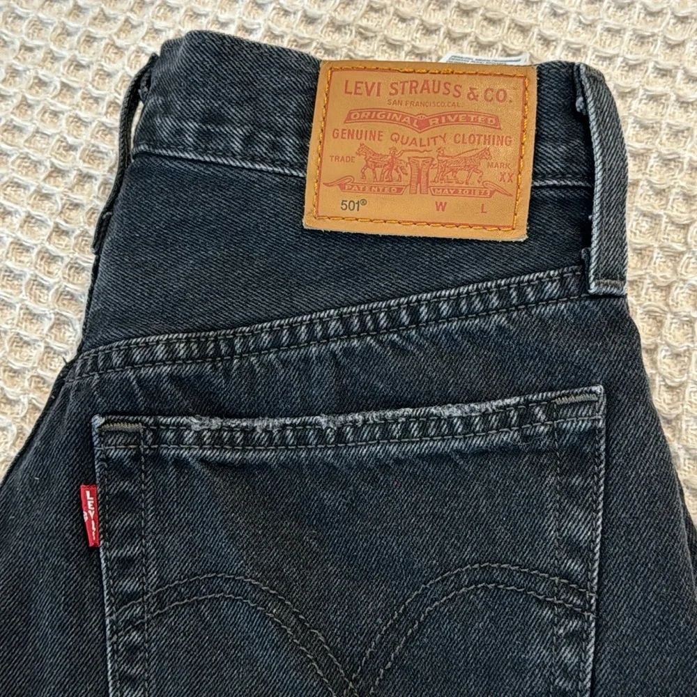 Levi’s 501 High Rise Original Fit Distressed Denim Jean Shorts Wise Up Black - Picture 14 of 16
